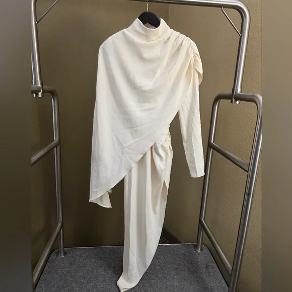 Big Sale! Helsa The Wilhelmina Cape Top in Cream - Picture 6 of 9